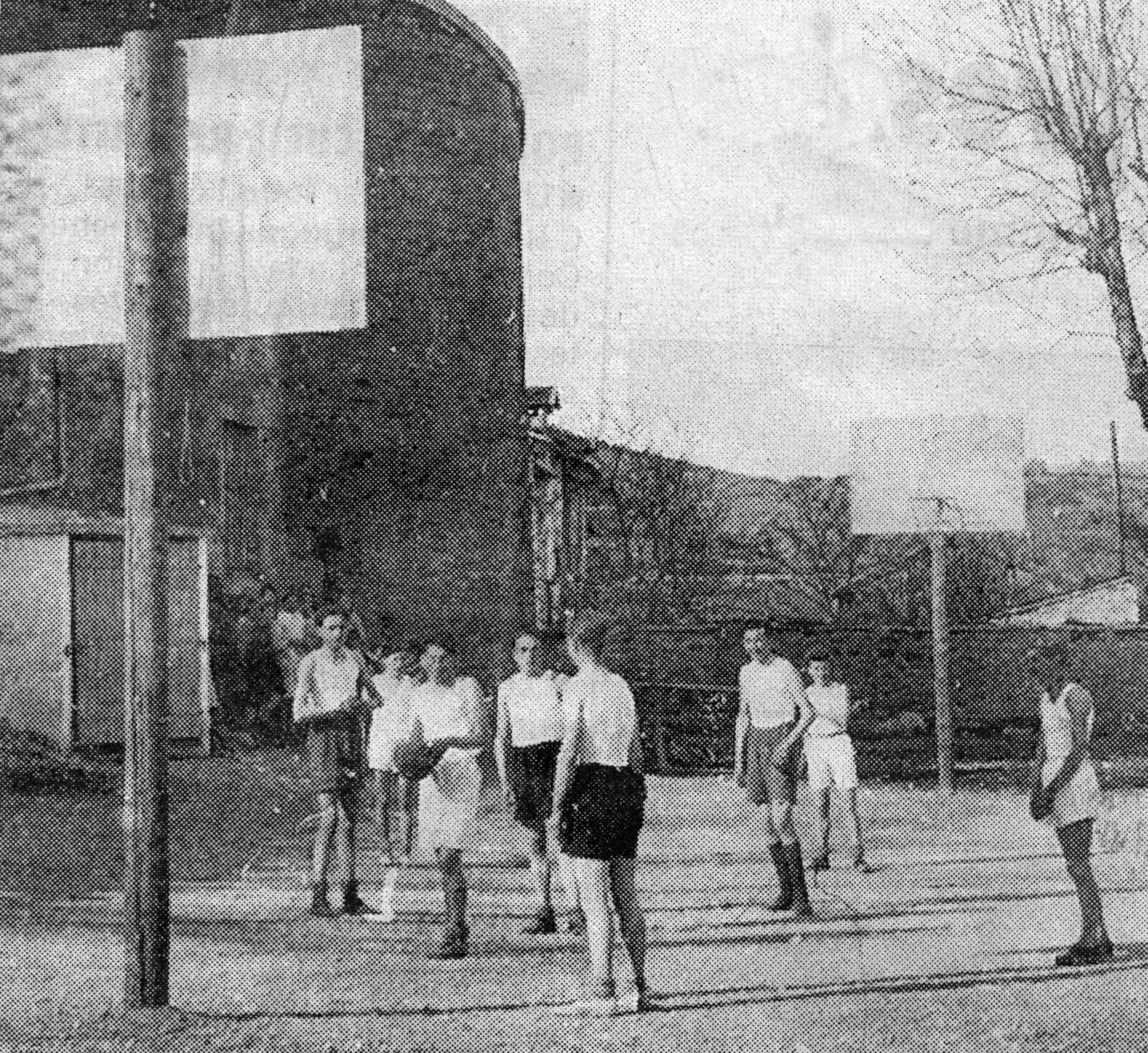 Une partie de basket dans la cour du collège d'Orgelet en 1940