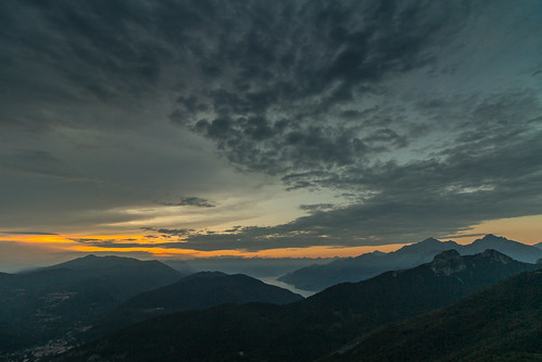sunset tramonto alps prealps mountains mountain mount cornizzolo lake lakecomo italy italia italian sky clouds overcast nature panorama landscape travel trip wandering wanderlust travelling