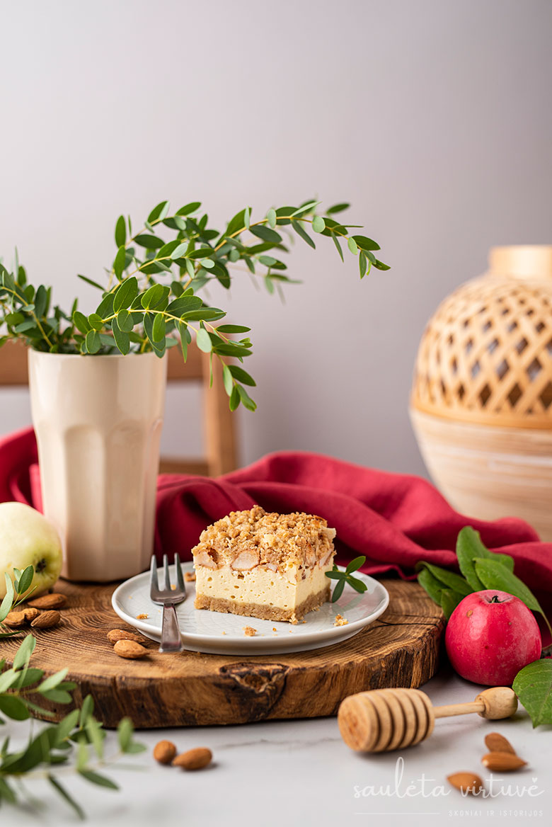  Obuolių pyragas su kreminiu sūriu ir traškiais migdoliniais trupiniais