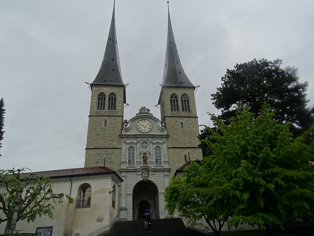 fachada torres portada exterior Iglesia de San Leodegar Lucerna Suiza 03