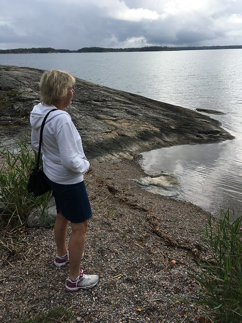 Maud blickar ut över Bråviken från Skäret i Nävekvarn 3 sept 2020