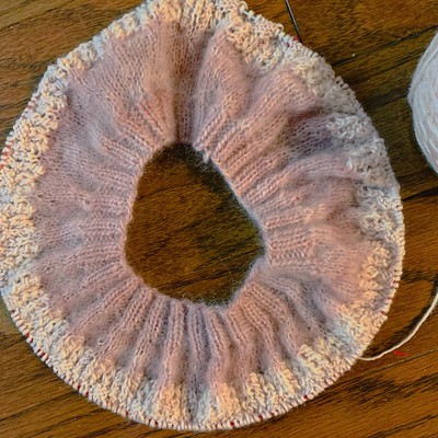 I cast on for the Joji Fall KAL 2020 this year! I signed up for a pullover and a wrap. Here is my Susurrus wip that I am knitting with the yarn and colours in the pattern!