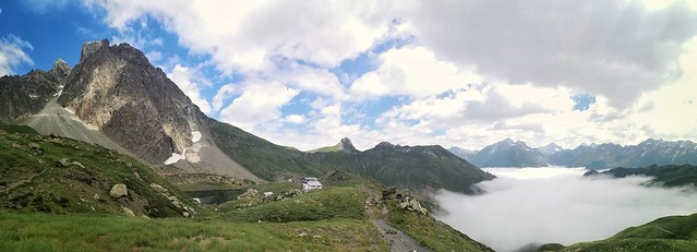 Panorámica del Midi d'Ossau y refugio de Pombi. Pirineos Atlánticos. Francia