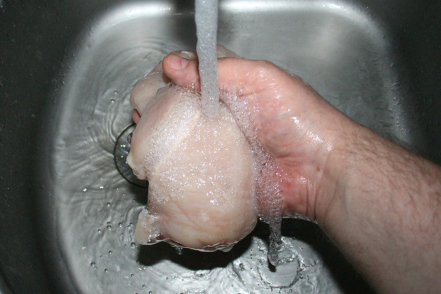02 - Hähnchenbrustfilet waschen / Wash chicken breasts