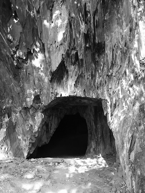 Schieferhöhlen-Eingang
