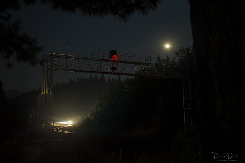 night nightphotography moon moonglow glow light headlight signalbridge railroadsignals rail railroad train freighttrain cargo up unionpacific unionpacificrailroad uprosevillesubdivision yubagapca nevadacounty sierranevada mountains northerncalifornia california