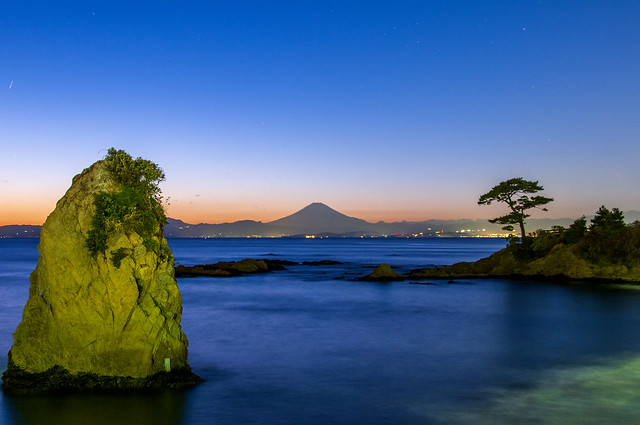 101223-173036 Mt. Fuji from Akiya Beach at sunset 日没の秋谷海岸よりの富士遠望