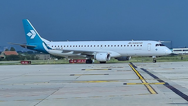 Air Dolomiti Embraer 195