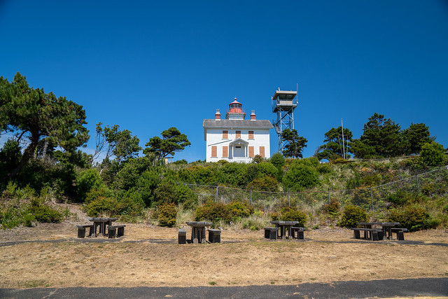 Picnic tables in front of Yaquina Bay Lighthouse, at the Oregon State Park