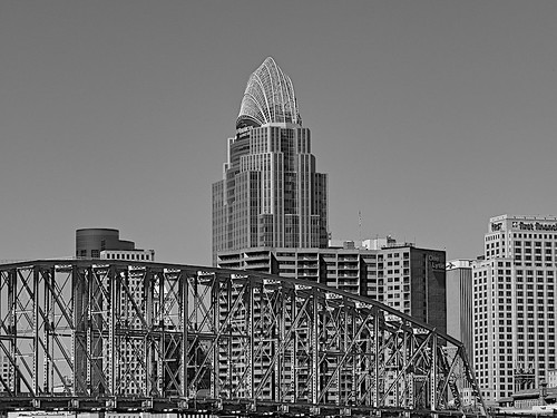 bw lnbridge railroadbridge purplepeoplebridge newportkentucky cincinnati ohio centralbusinessdistrict skyscraper downtown kentucky olympusem1 olympus40150f28