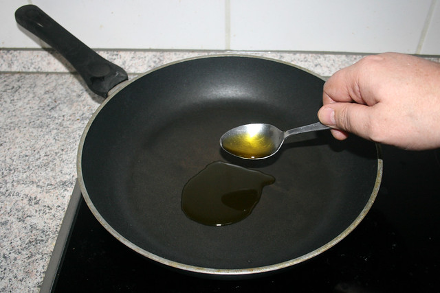 12 - Heat oil in pan / Öl in Pfanne erhitzen