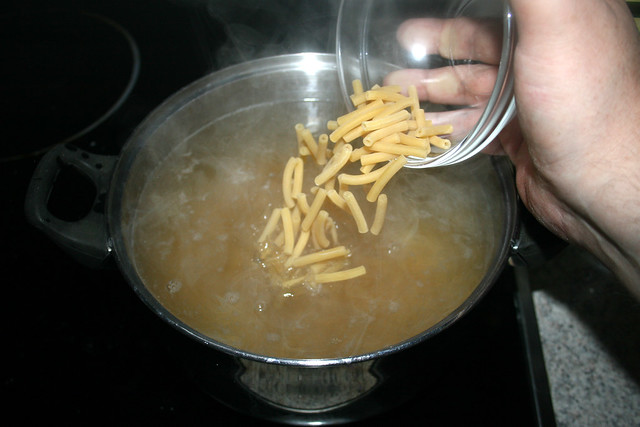 11 - Add pasta / Nudeln addieren