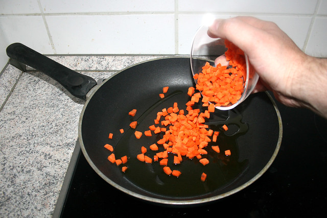 13 - Put carrots in pan / Möhren in Pfanne geben