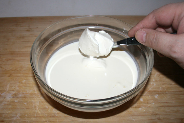 20 - Put cream & Creme fraiche in bowl /  Sahne & Creme fraiche in Schüssel geben
