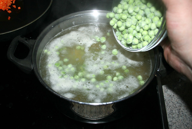 14 - Put peas in boiling water / Erbsen in kochendes Wasser geben