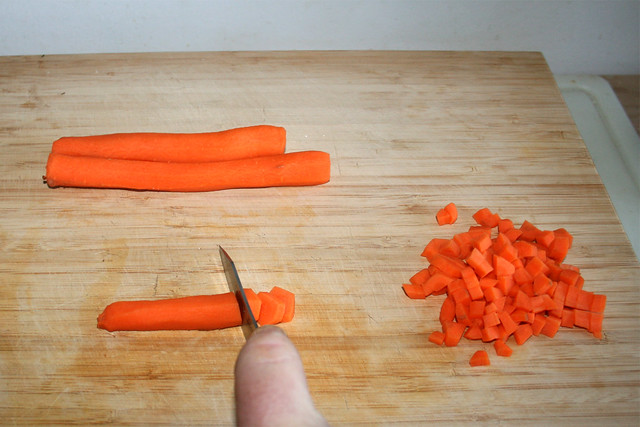 02 - Shred carrots / Möhren zerkleinern