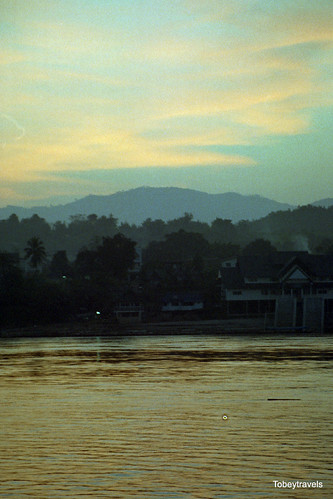 Sunset accros the Thai Border at Houay Xai , Laos 31.10.04 (3).jpg by tobeytravels, tobeytravels asia mekong river border thailand bokeo goldentriangle