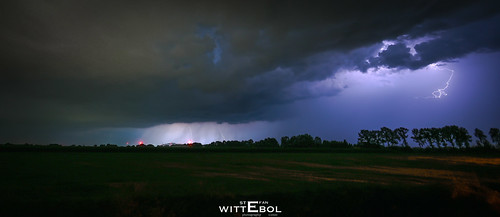 lightning bliksem storm clouds wolken akker meadow weiland road weg straat transport truck landscape landschap nederland netherlands drenthe nikon z6 1430mmf4