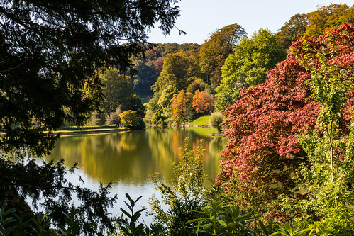 lookthrough garden lake woodland trees nationaltrust stourhead stourton wiltshire autumn colours landscape