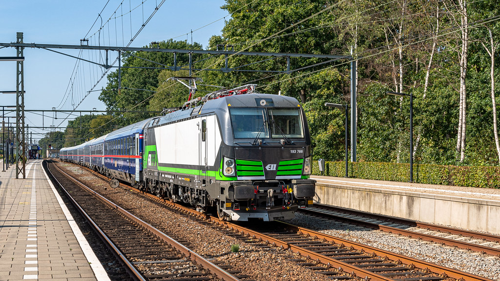 Locomotive et wagon du train de nuit Nightjet (compagnie autrichienne ÖBB)
