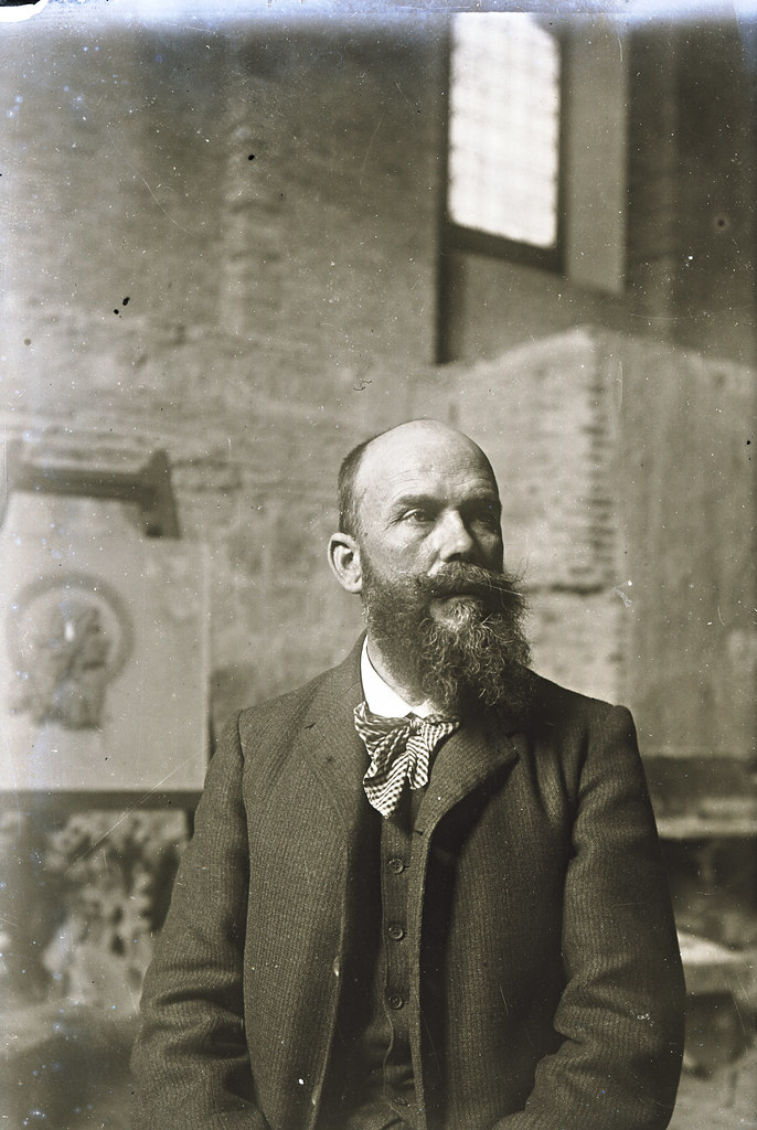 Sebastián Aguado, gran ceramista, en la Escuela de Artes. Fotografía de Matías Moreno a finales del XIX. Colección de Rosalina Aguado.