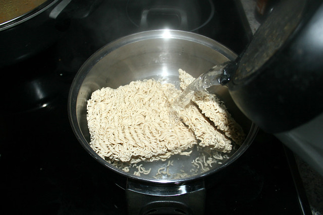 26 - Douse mie noodles with boiling water / Mie-Nudeln mit heißem Wasser übergießen