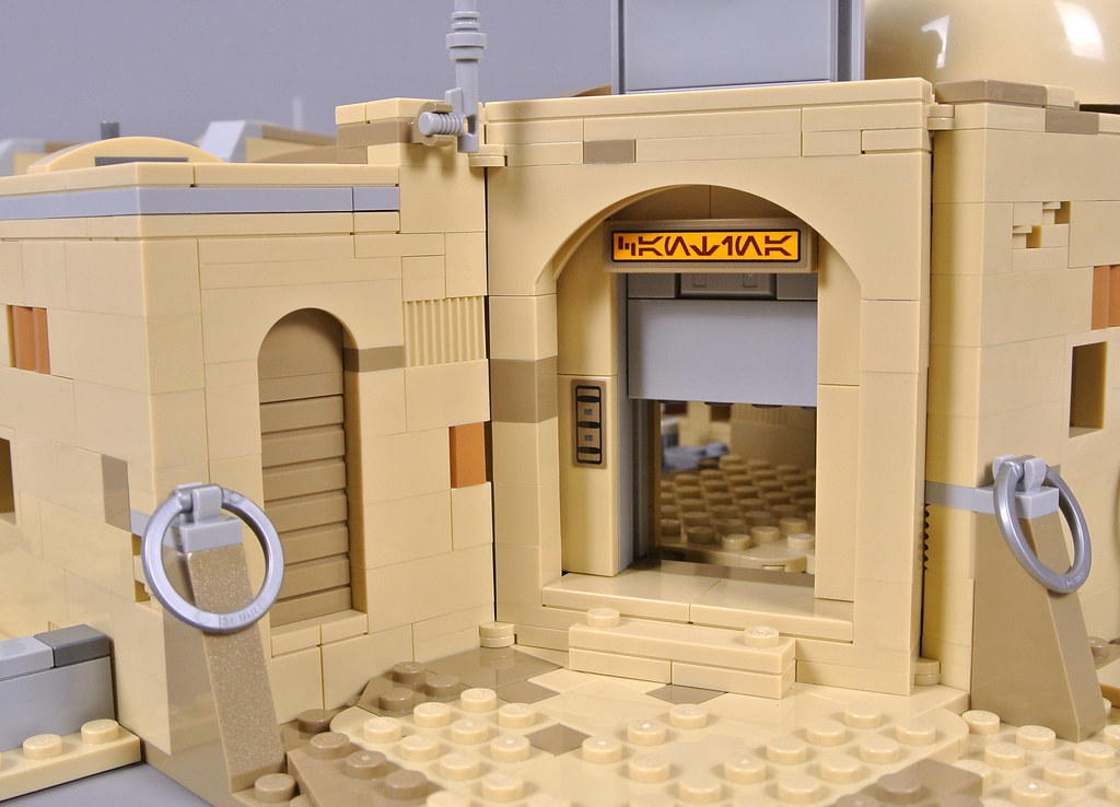 LEGO® Star Wars review: 75290 Mos Eisley Cantina – the build