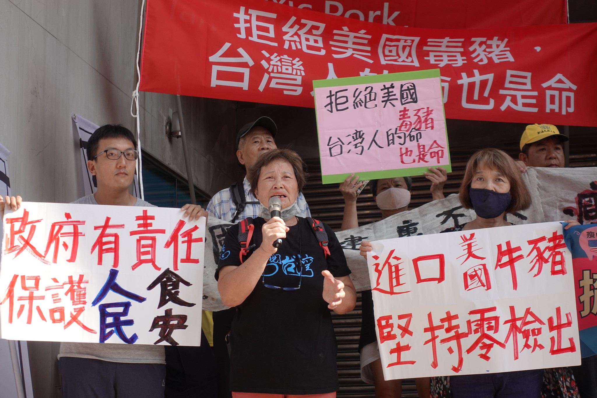 台灣民間反瘦肉精毒豬聯盟在立院外抗議，反對進口瘦肉精美豬。（攝影：張智琦）
