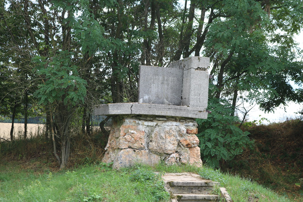 pomník ve Březí