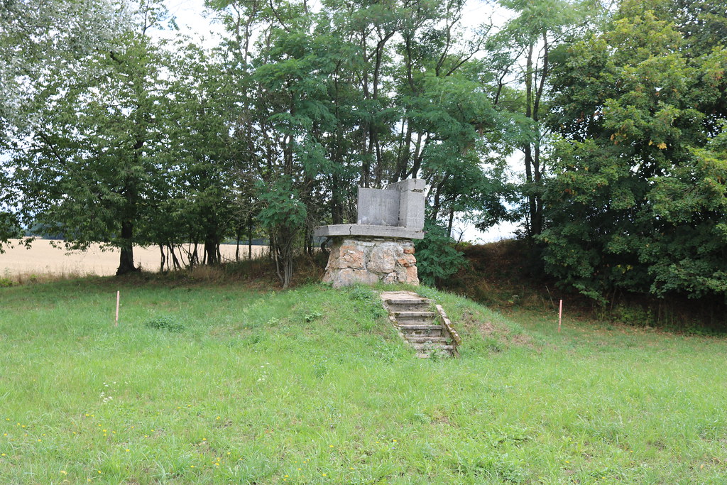 pomník ve Březí