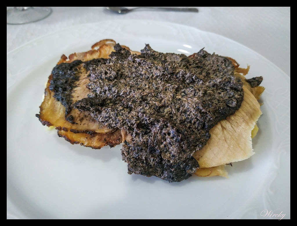 Jamón fresco al horno con cama de patatas y champiñón negro