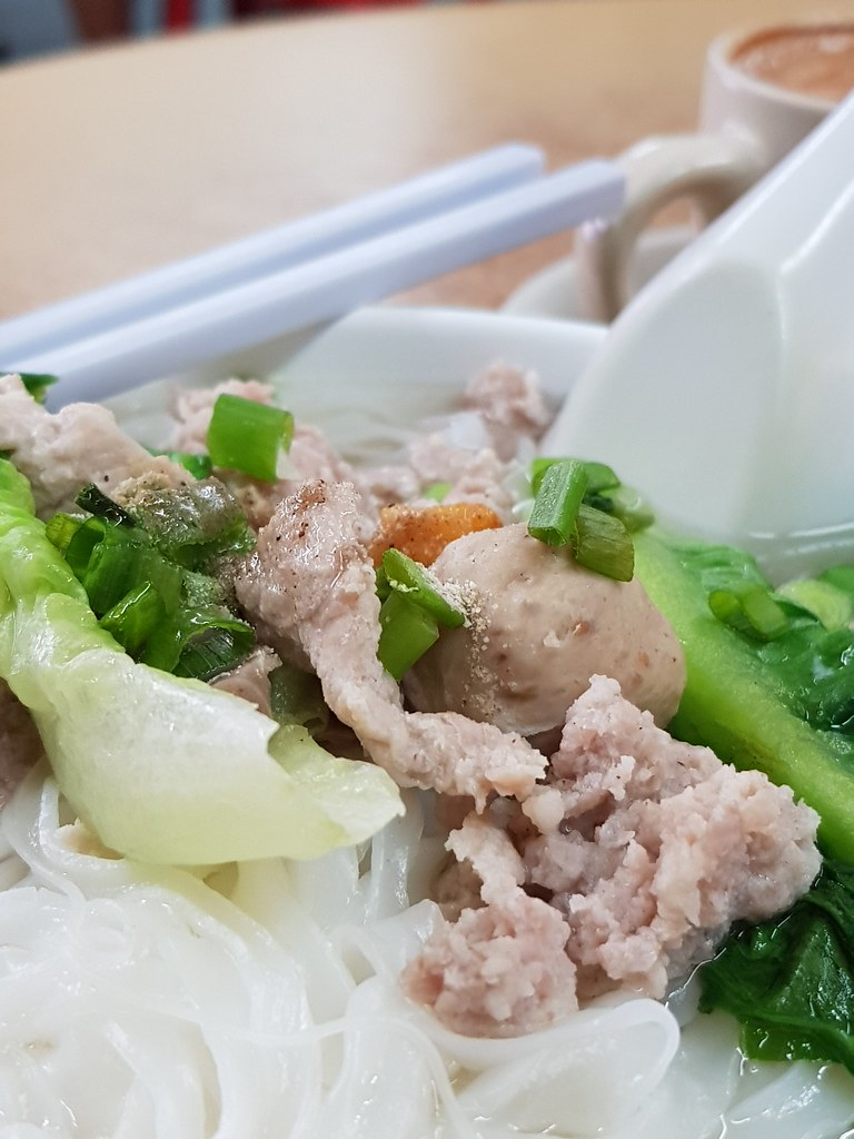 豬肉粉 Pork noodle rm$6 & 奶茶 TehC rm$1.60 @ 鴻記茶餐室 Kedai Kopi Hoonky PJ Kampung Cempaka