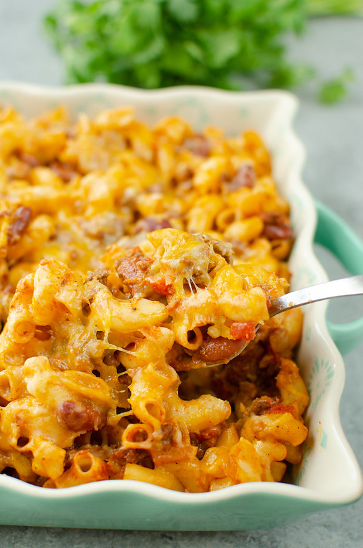 Chili Mac Casserole - macaroni with an easy homemade chili and topped with lots of cheese. The ultimate comfort food! And ready in less than an hour. 