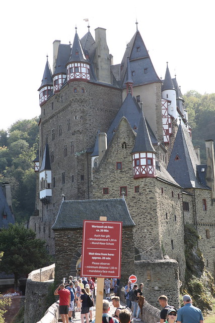 Burg Eltz mit Mindestabstand
