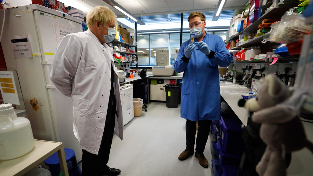 英國首相強生造訪詹納疫苗研究所。（圖片來源：Kirsty Wigglesworth/AP）