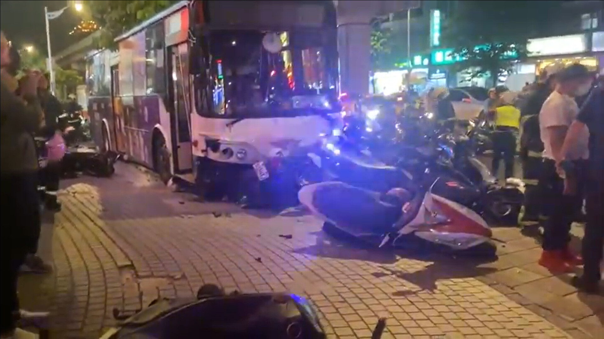 昨晚一輛三重客運藍26公車衝上人行道，釀成一死一傷悲劇。（翻攝自網路）