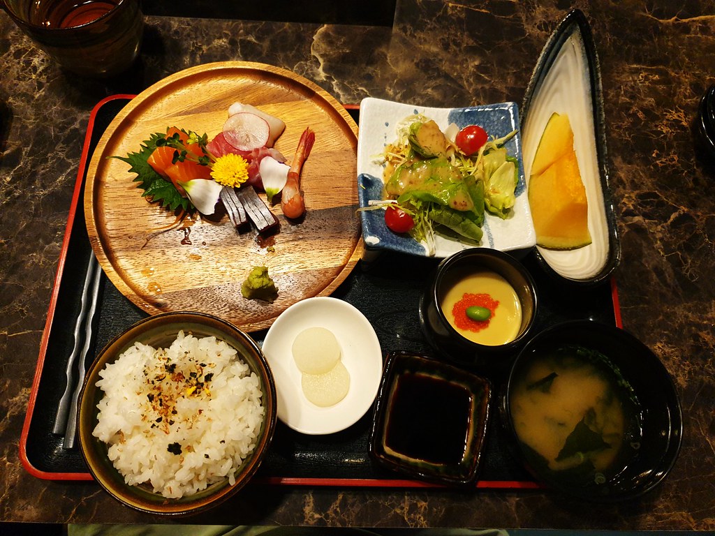 Premium sashimi set in Rakuya