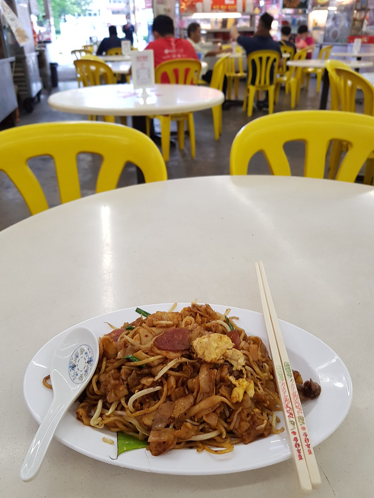 炒粿条麵 Fried Kuoy Teow Mee rm$7 @ 碳世界 Penang Charcoal Fried Kuey Teow stall in 工廠美食廣場 Factory Food Court USJ