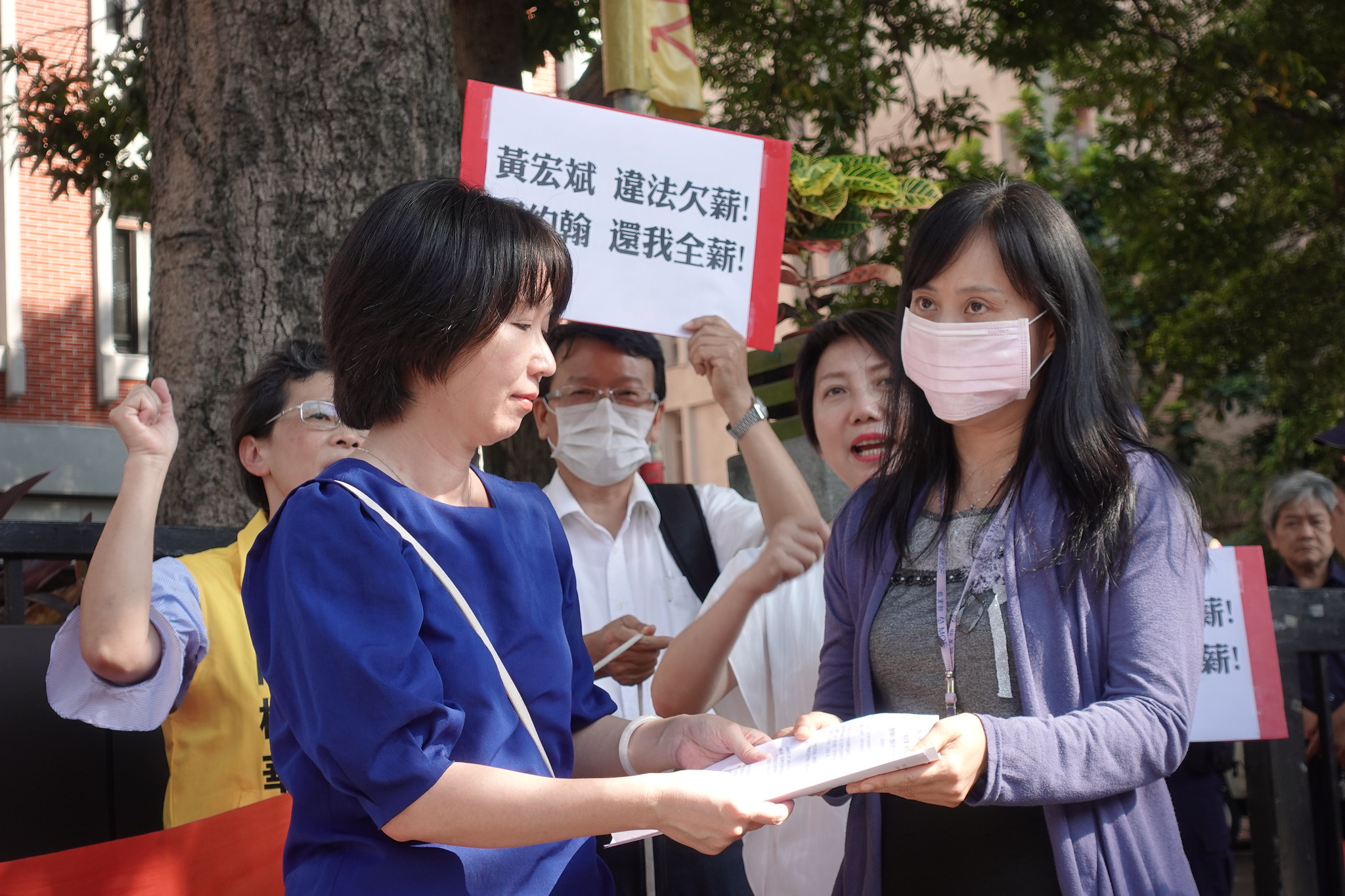 教育部人事處專委陳惠娟（右）接下工會陳情書。（攝影：張智琦）