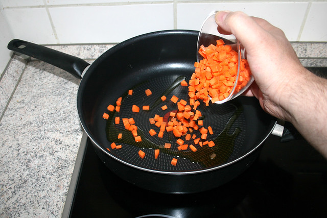 06 - Put diced carrot in pan / Möhrenwürfel in Pfanne geben
