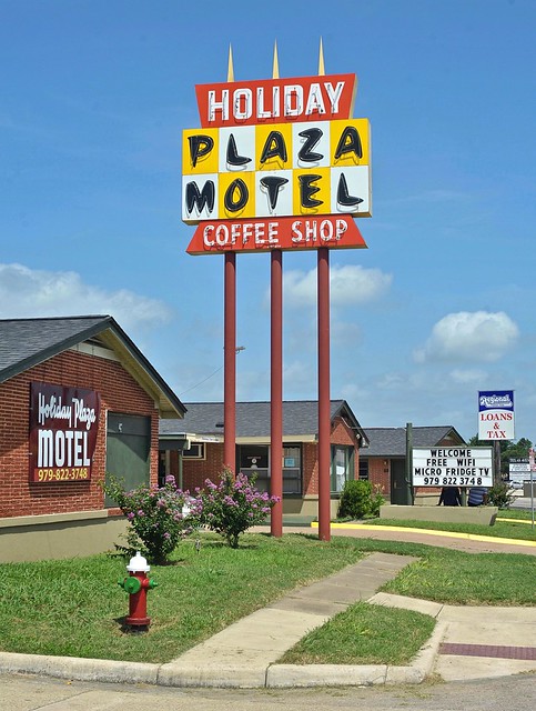 Holiday Plaza Motel - Bryan, Texas