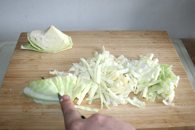 01 - Cut cabbage in stripes / Kohl in Streifen schneiden