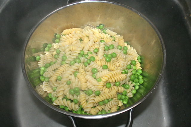 26 - Drain noodles & peas / Nudeln & Erbsen abtropfen-lassen