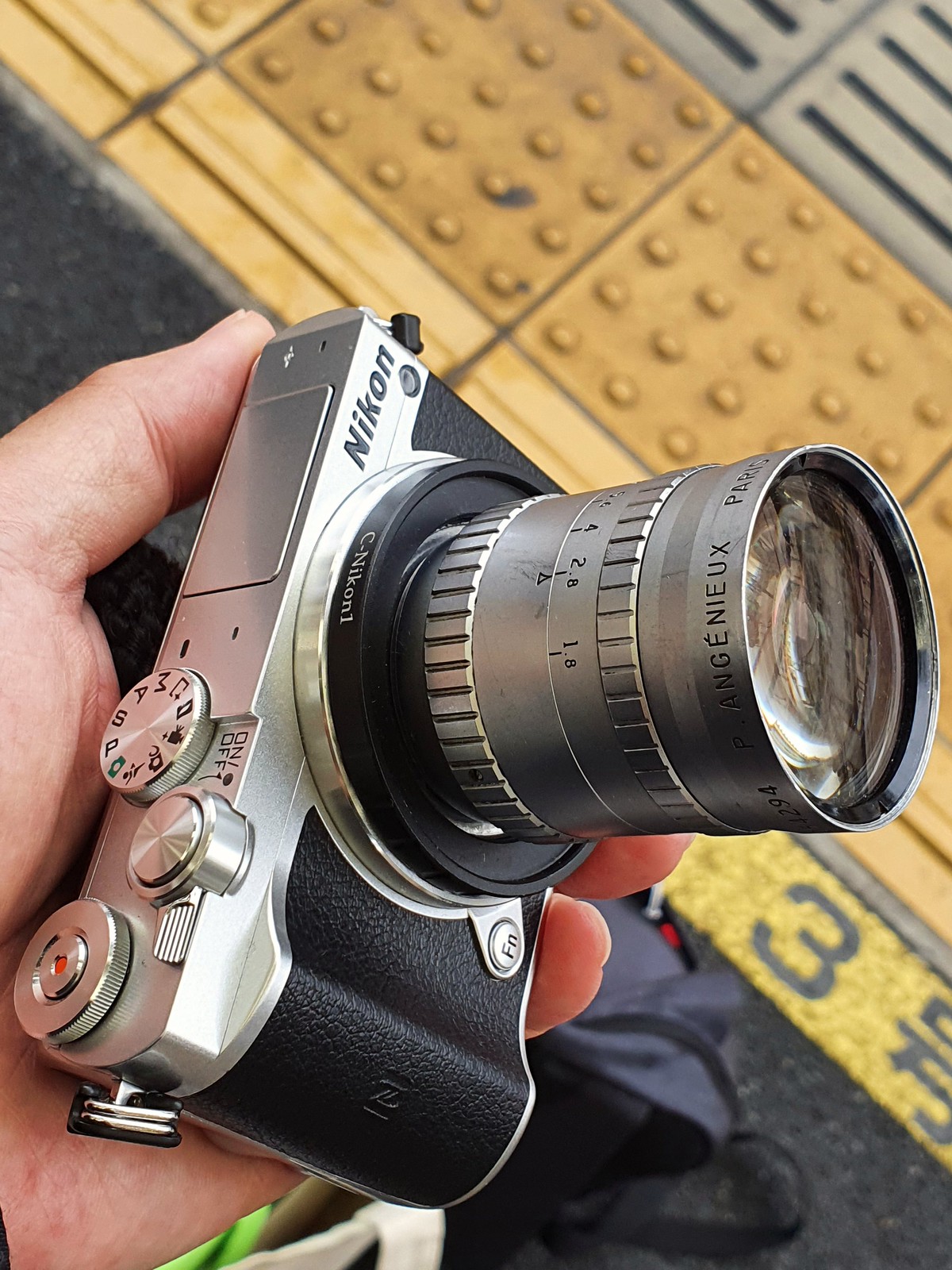 オールドレンズ】P.ANGENIEUX 10mm F1.8 CマウントをNIKON 1 J5でパン