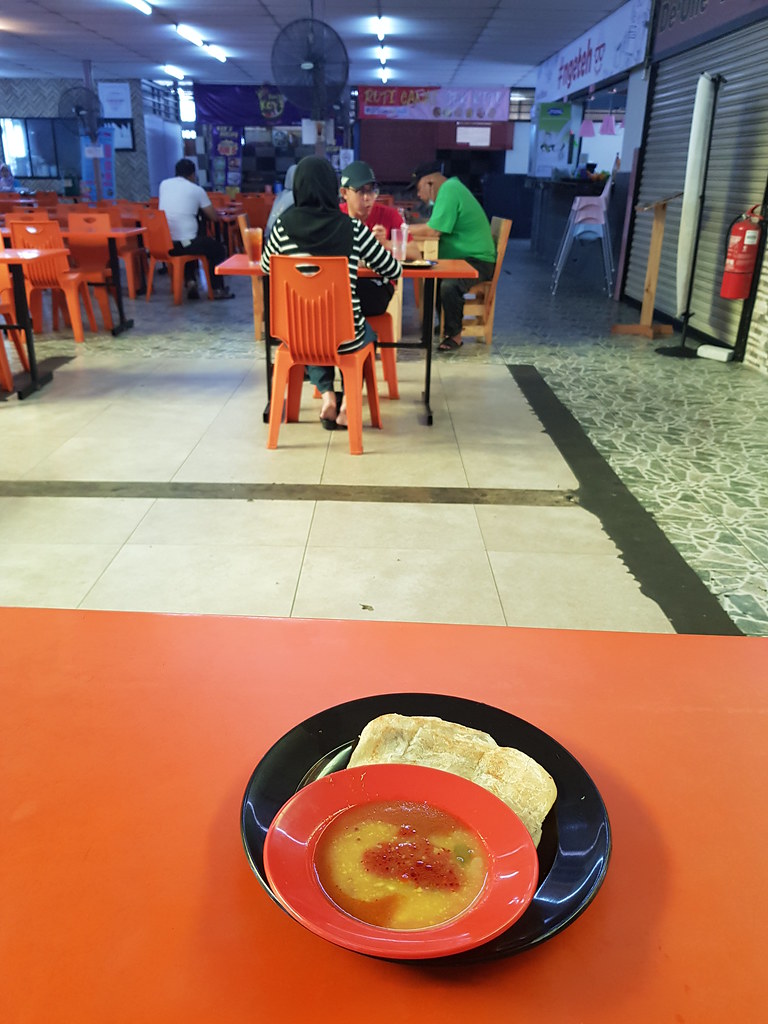 煎餅 Roti Kosong rm$1.20 & 奶茶 Teh Tarik rm$1.70 @ Roti Canai Sek.Kito in Medan Selera Primewalk, Taman Puchong Prima