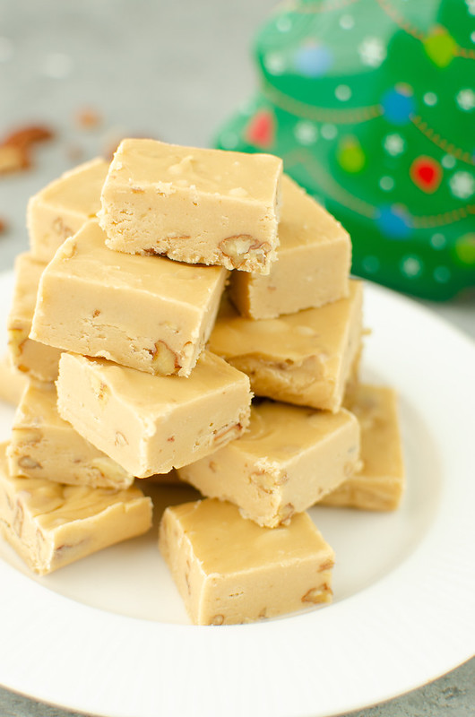 Bourbon Praline Fudge - quick and easy fudge that tastes just like homemade pralines! With just a hint of bourbon and a crunch of pecans. Your holiday cookie tins need this fudge!