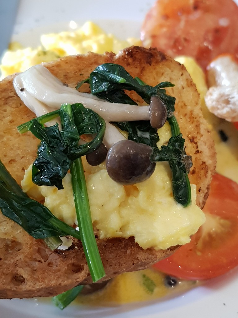 佛羅倫薩蘑菇配美式炒蛋 Mushroom Florentine with Scrambled Egg rm$15.90 @ Little Wonders Cafe SS18