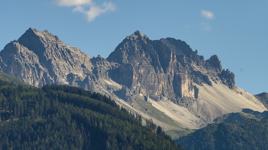 Riepenwand left and Schlicker Seespitze right