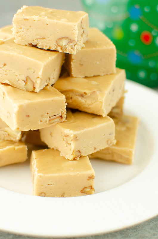 Bourbon Praline Fudge - quick and easy fudge that tastes just like homemade pralines! With just a hint of bourbon and a crunch of pecans. Your holiday cookie tins need this fudge!