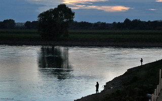 Doesburg: fishermen at the river IJssel